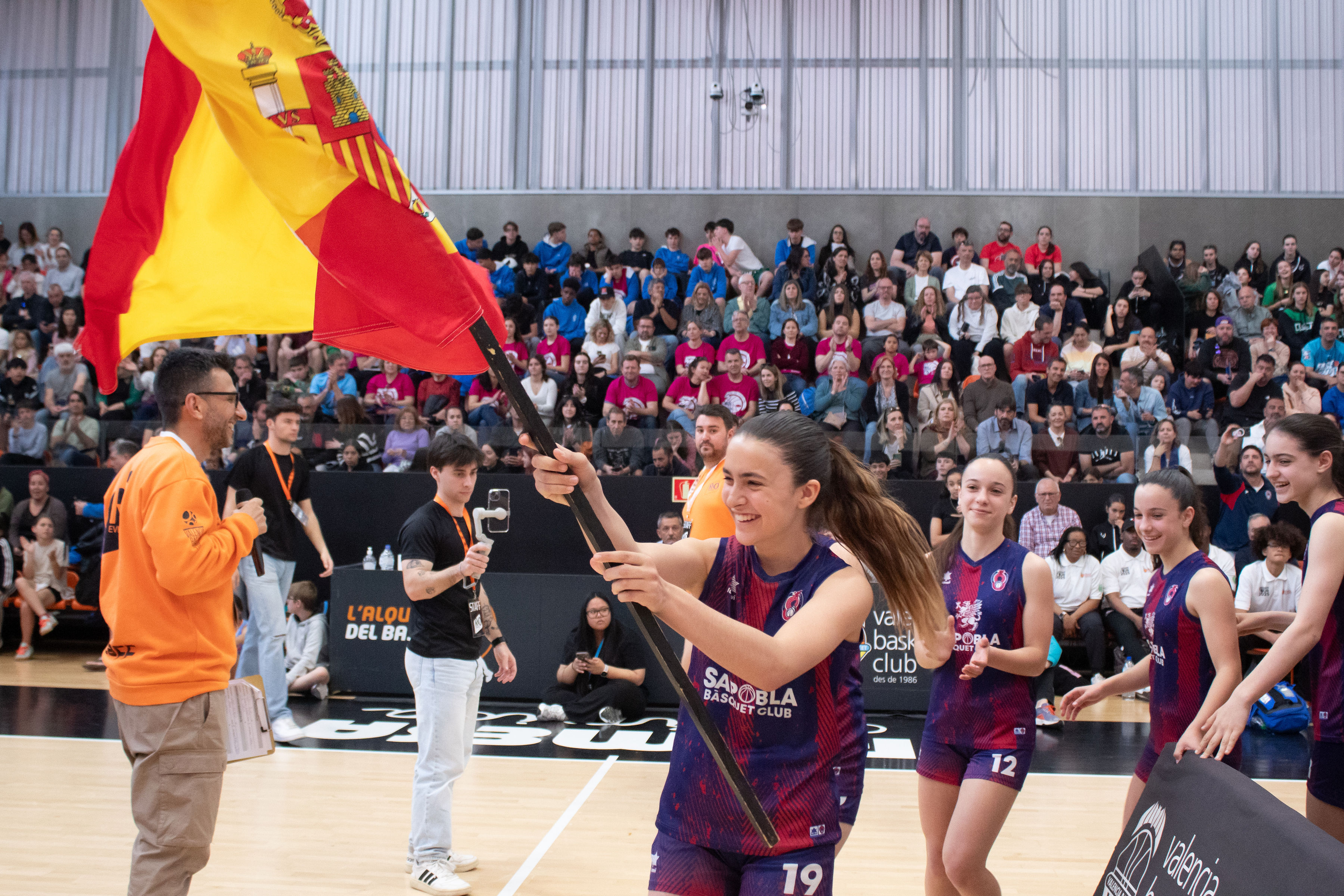 Jugadora ondeando la bandera de España