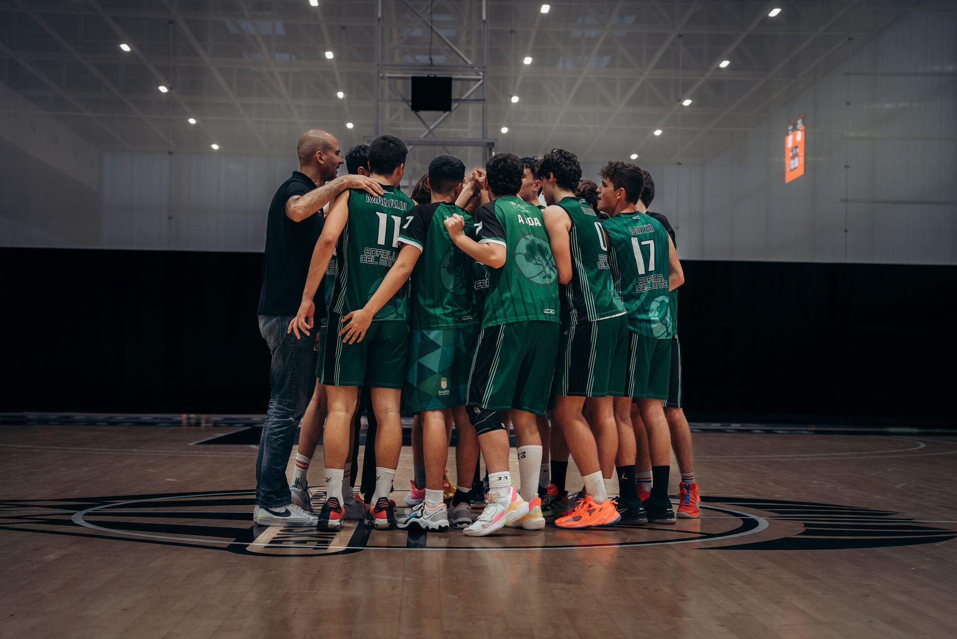 Equipo en corro antes de un partido