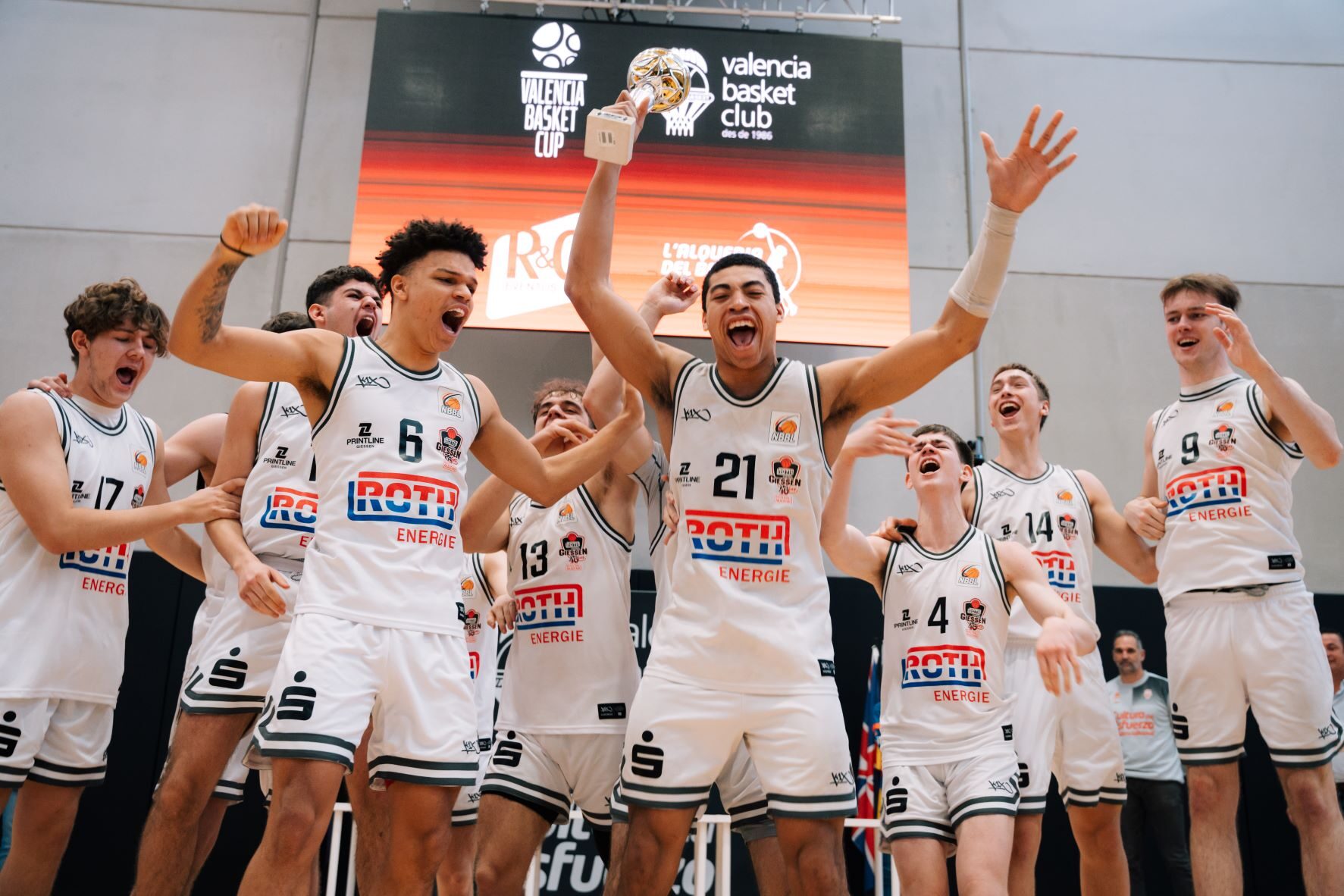 Celebración en la Valencia Basket Cup