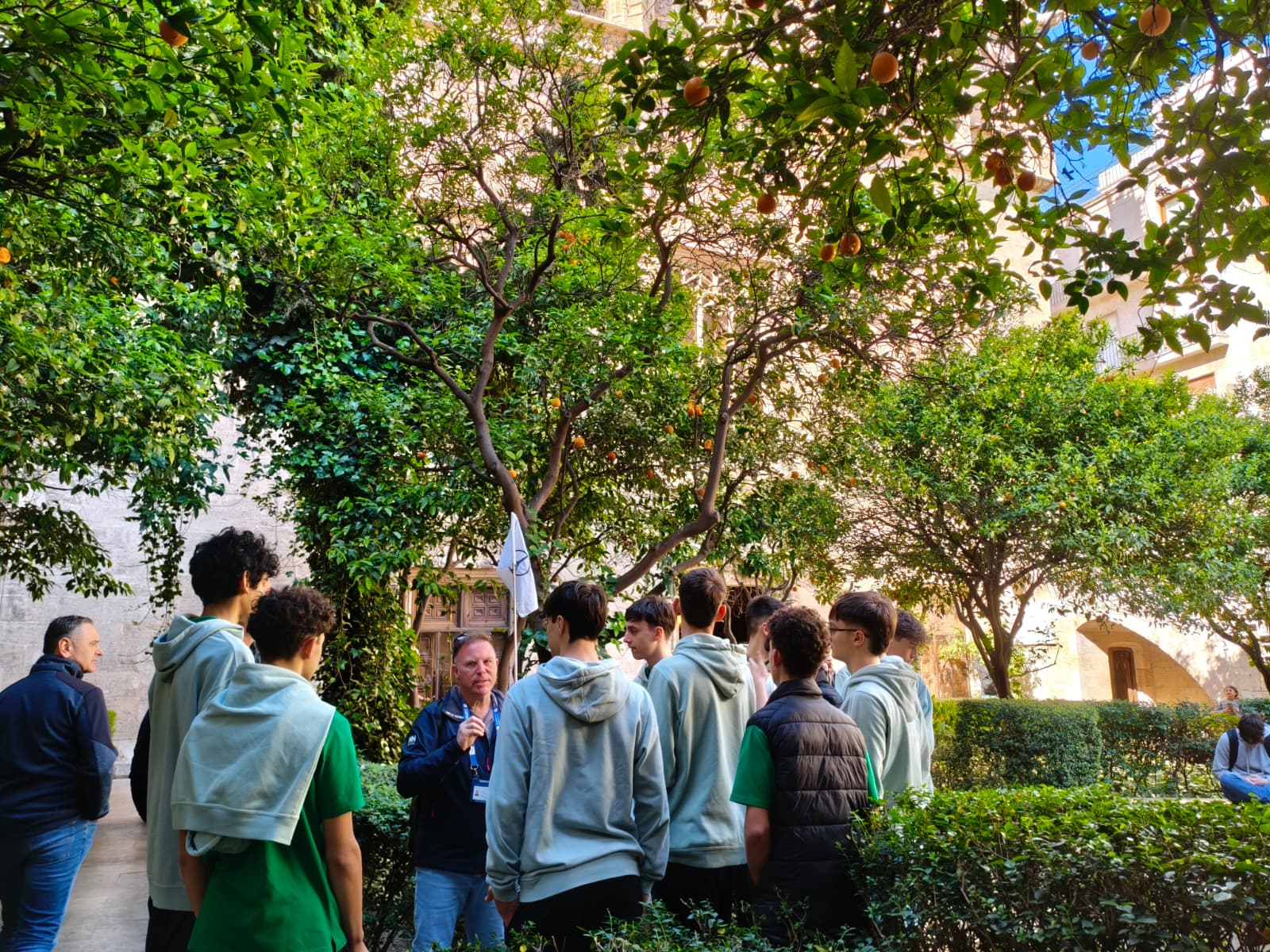 Future Basket Lodigiano de visita cultural en el casco histórico de Valencia